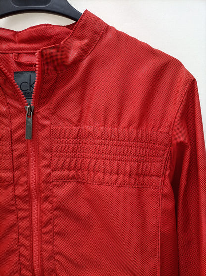 CALVIN KLEIN. Corta vientos rojo T.l