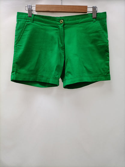 PEPA KARNERO. Shorts verdes T.40