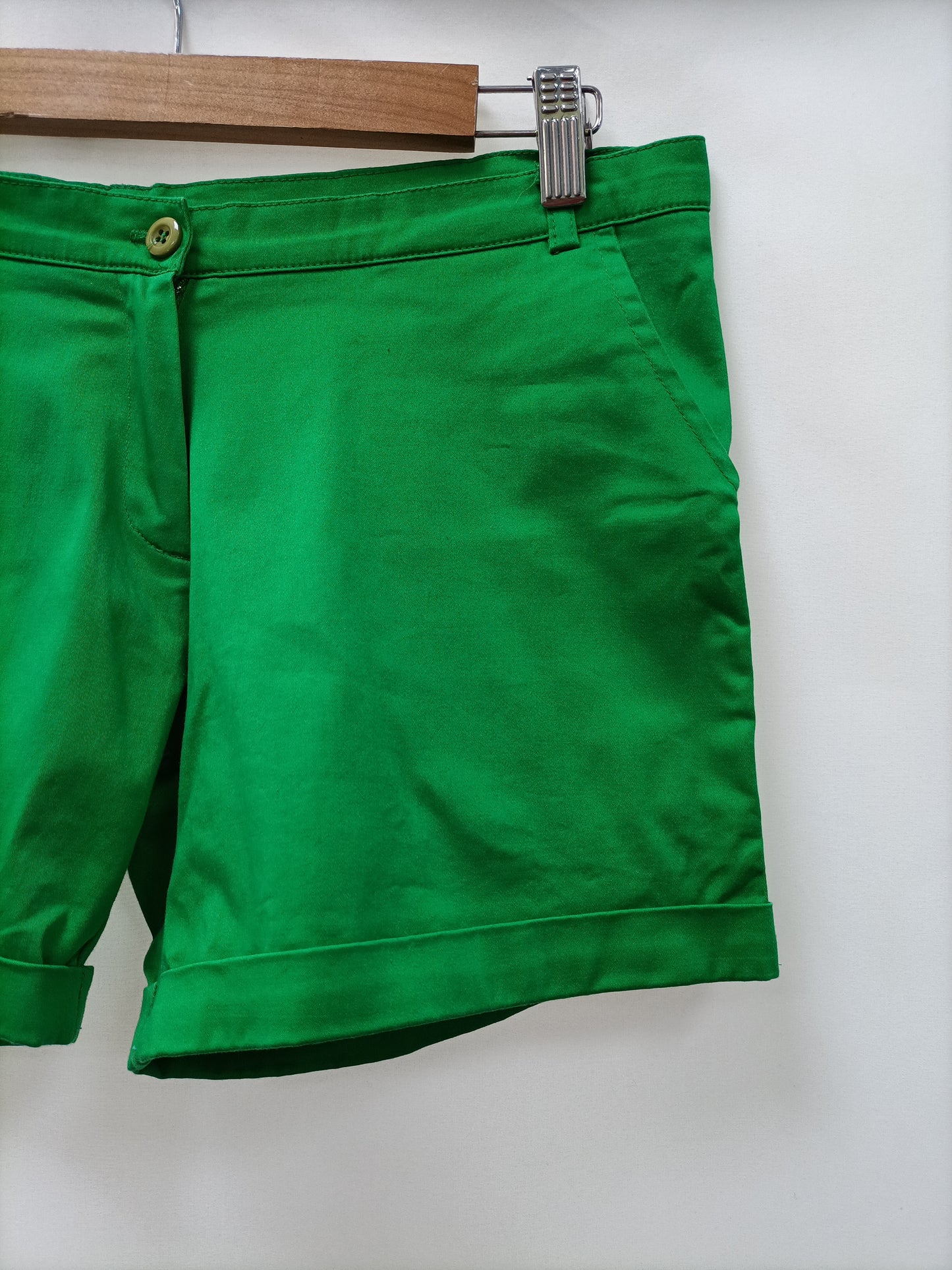 PEPA KARNERO. Shorts verdes T.40