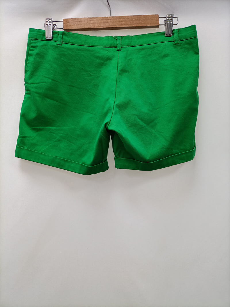 PEPA KARNERO. Shorts verdes T.40
