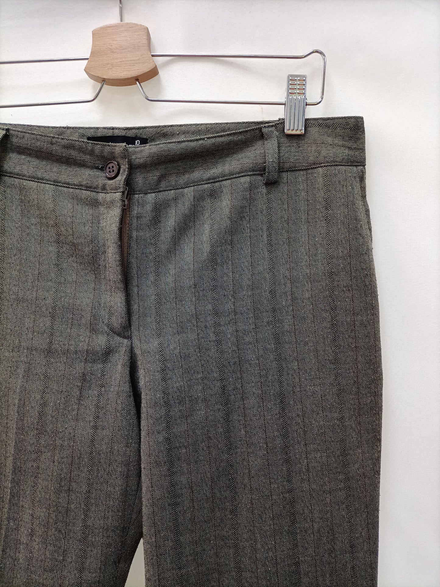 NEW SAKS WOMAN. Pantalón marrón espiga T.40