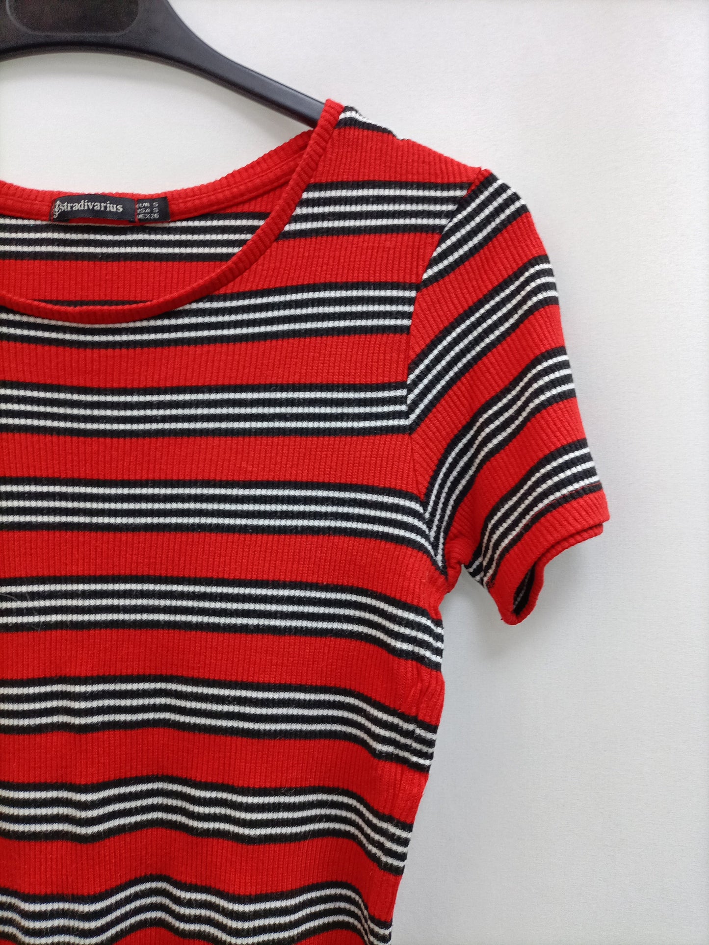 STRADIVARIUS. Camiseta rayas roja y negra T.s