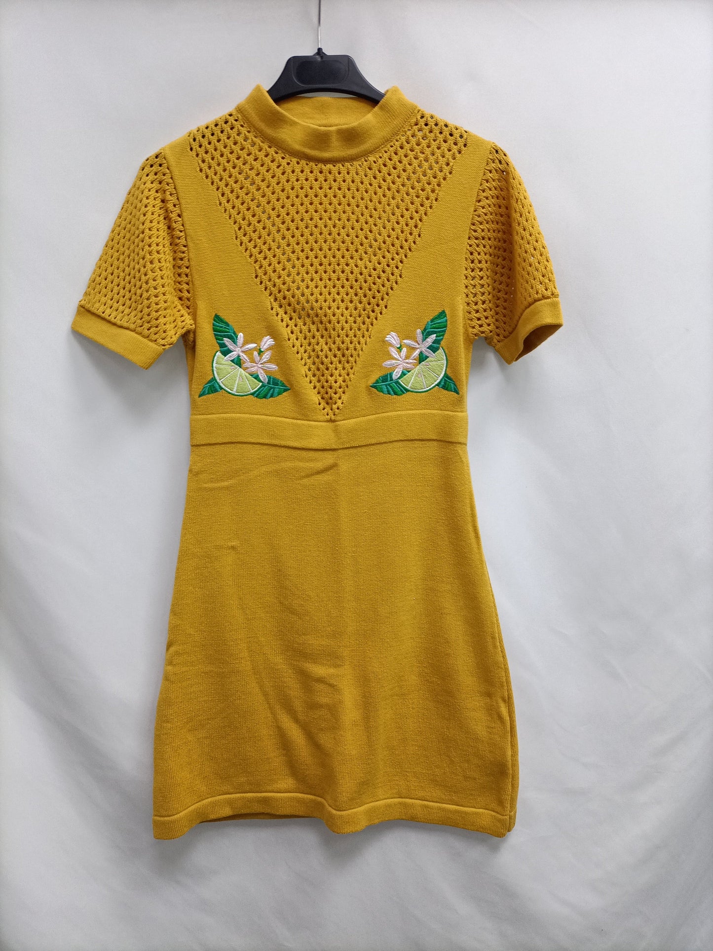 KLING. Vestido mostaza bordados T.s