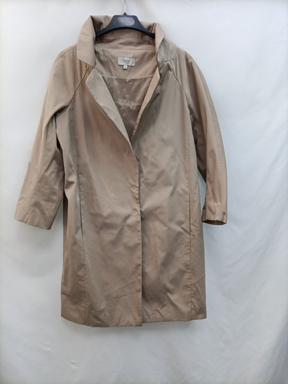 HOSS INTROPIA. Gabardina beige T.40