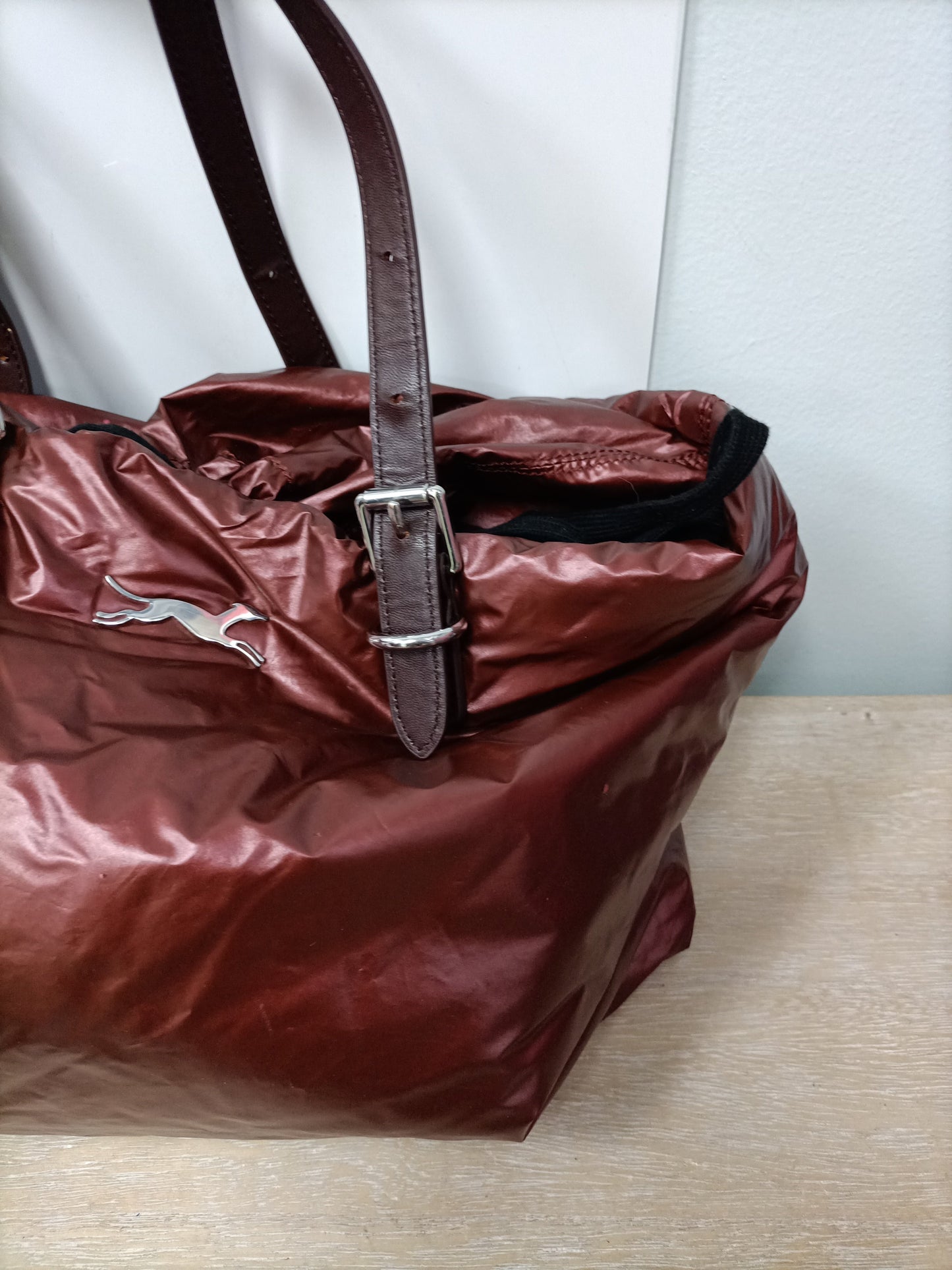 BIMBA Y LOLA. Bolso acolchado burdeos (TARA)