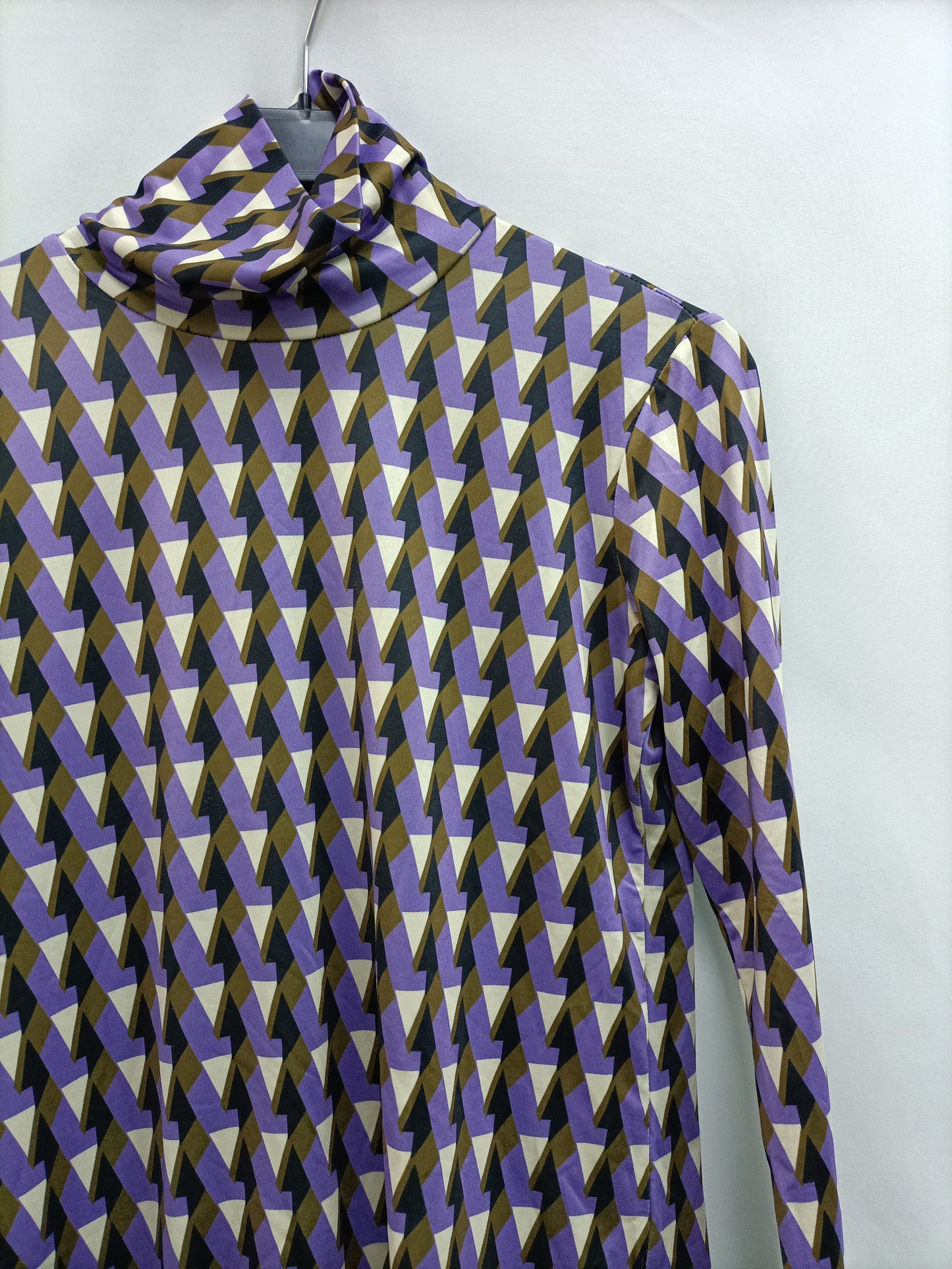 Fantastic company. Printed lycra top Ts