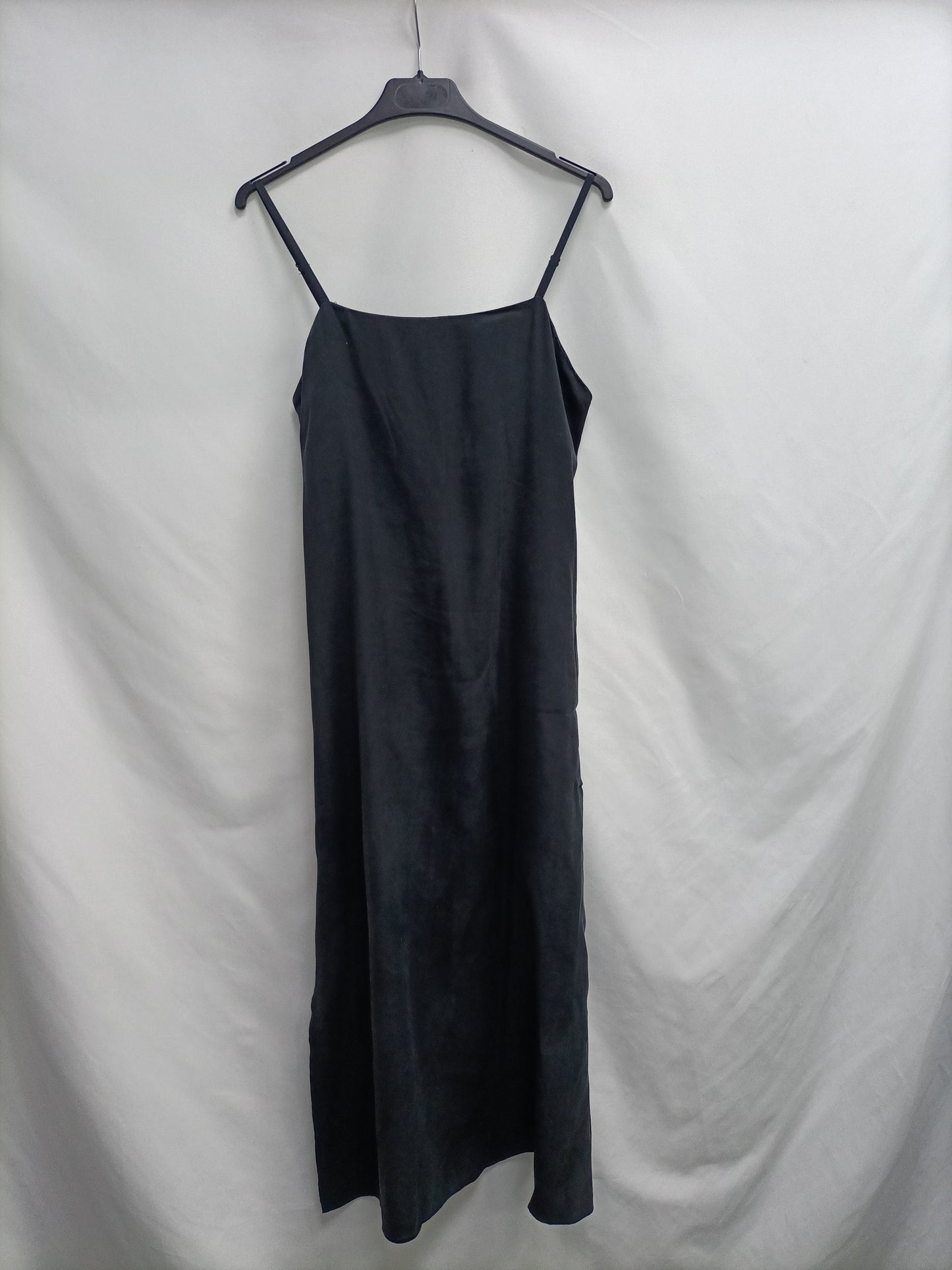 ZARA. Vestido negro lencero T.xs