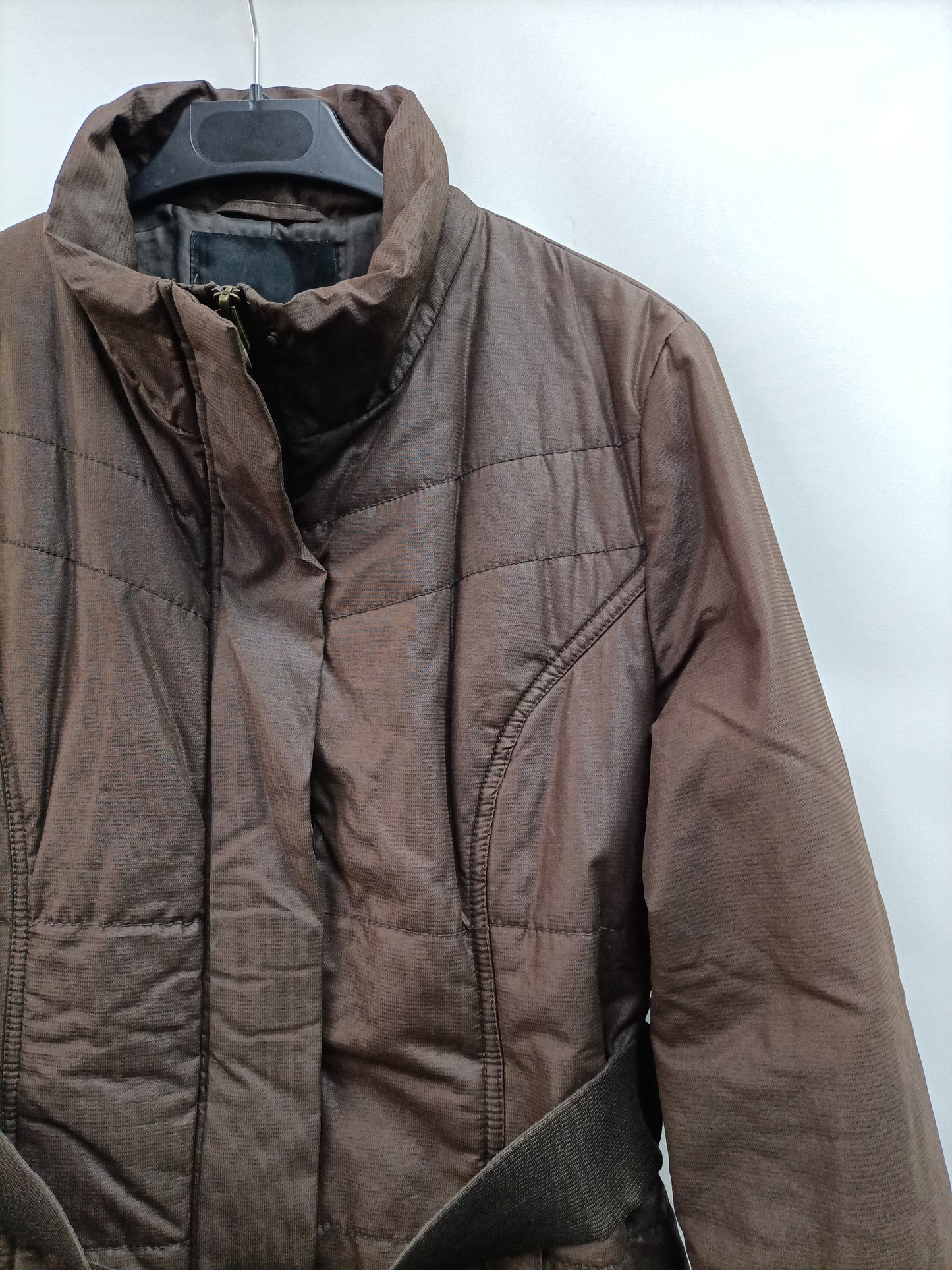 STRADIVARIUS. Parka marrón impermeable T.l