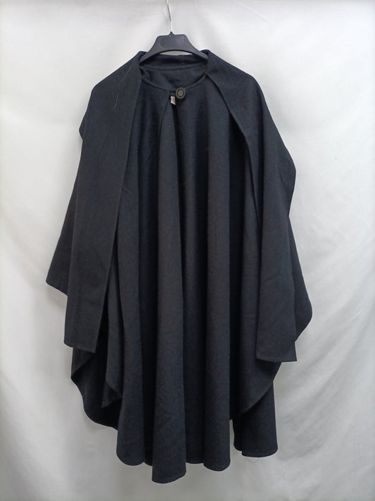 OTHERS. Black cloth cape TU(l)