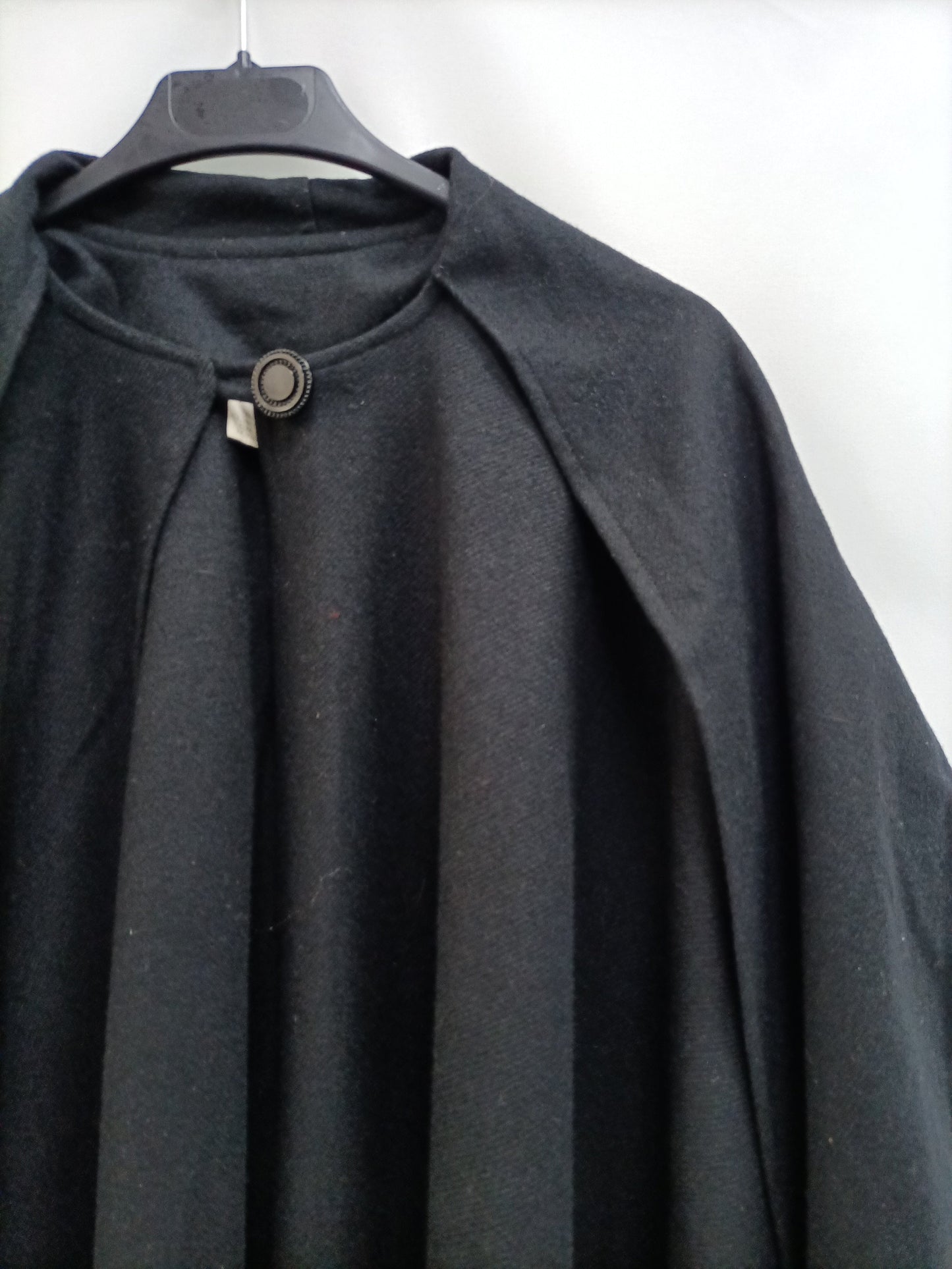 OTHERS. Black cloth cape TU(l)