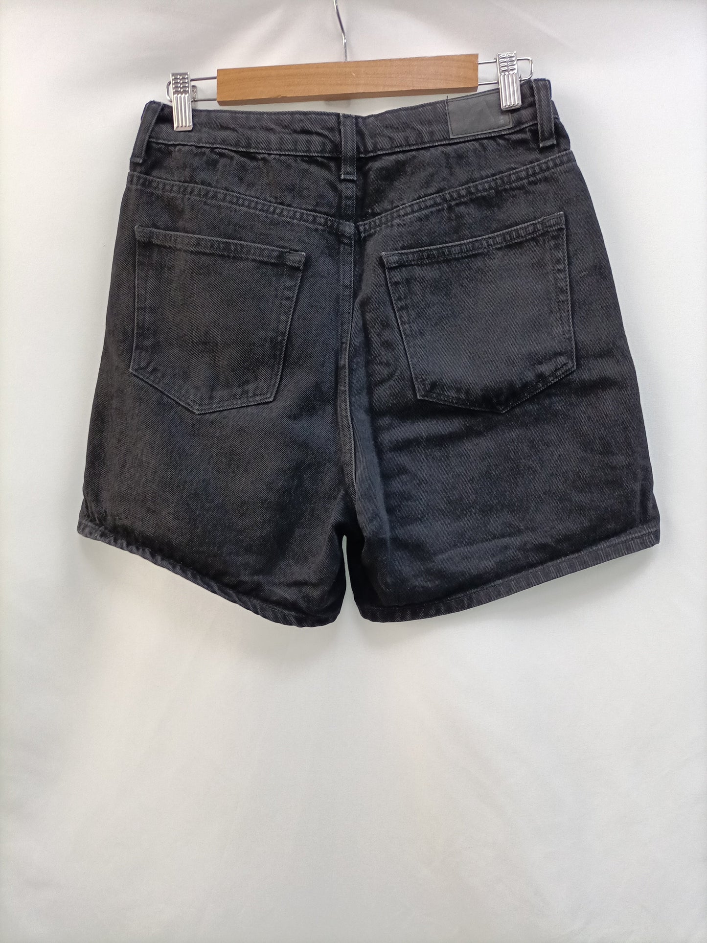 BERSHKA.Pantalones cortos negros T.38