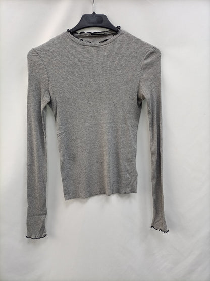 ZARA.Camiseta punto canalé gris T.S