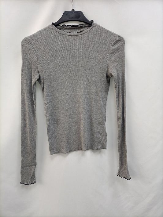 ZARA.Camiseta punto canalé gris T.S