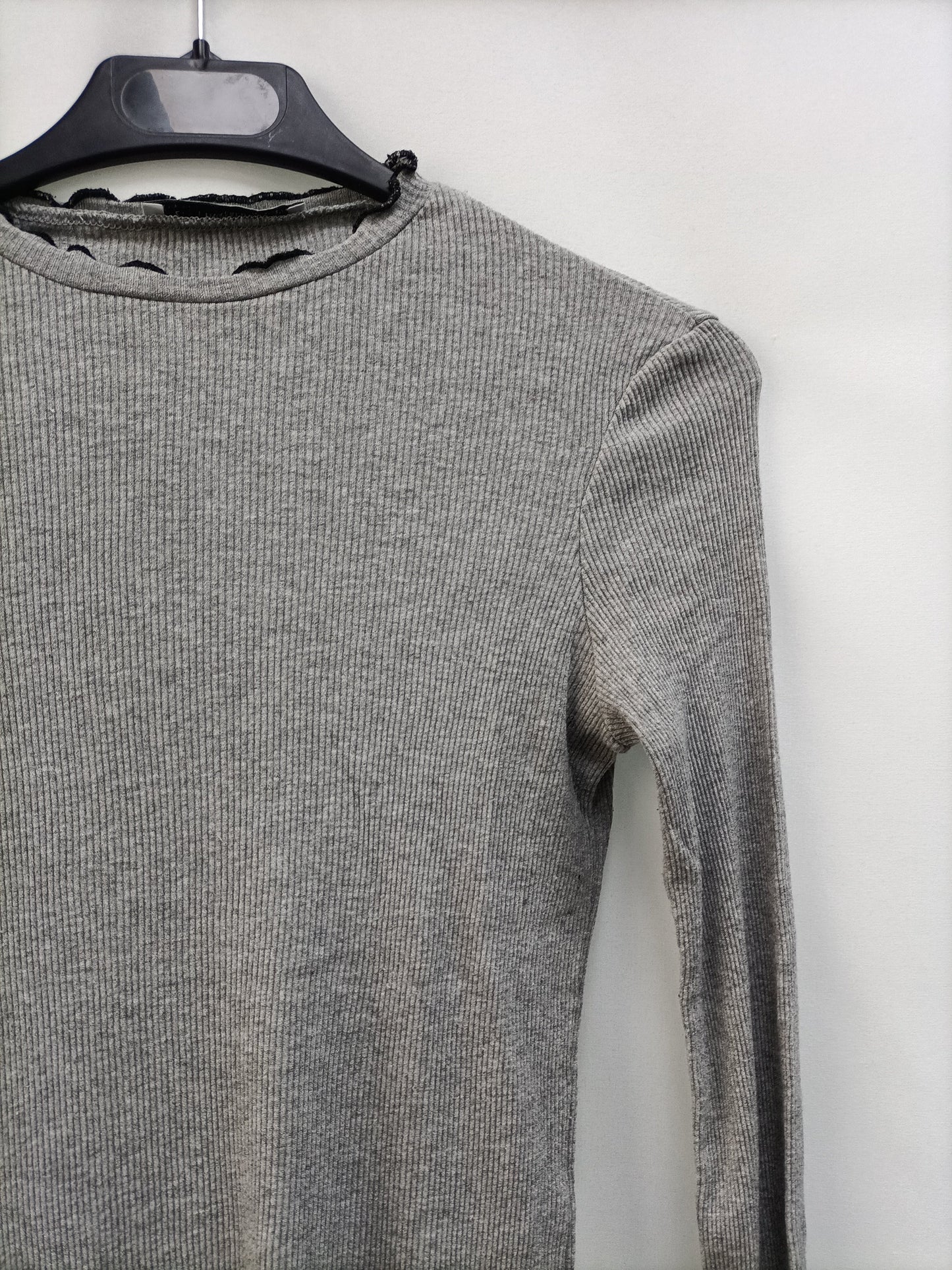 ZARA.Camiseta punto canalé gris T.S