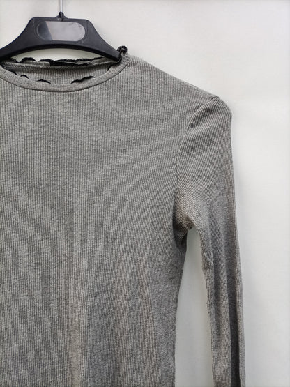 ZARA.Camiseta punto canalé gris T.S