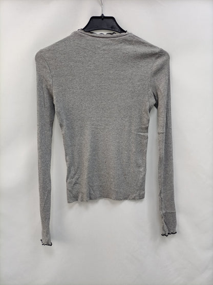 ZARA.Camiseta punto canalé gris T.S