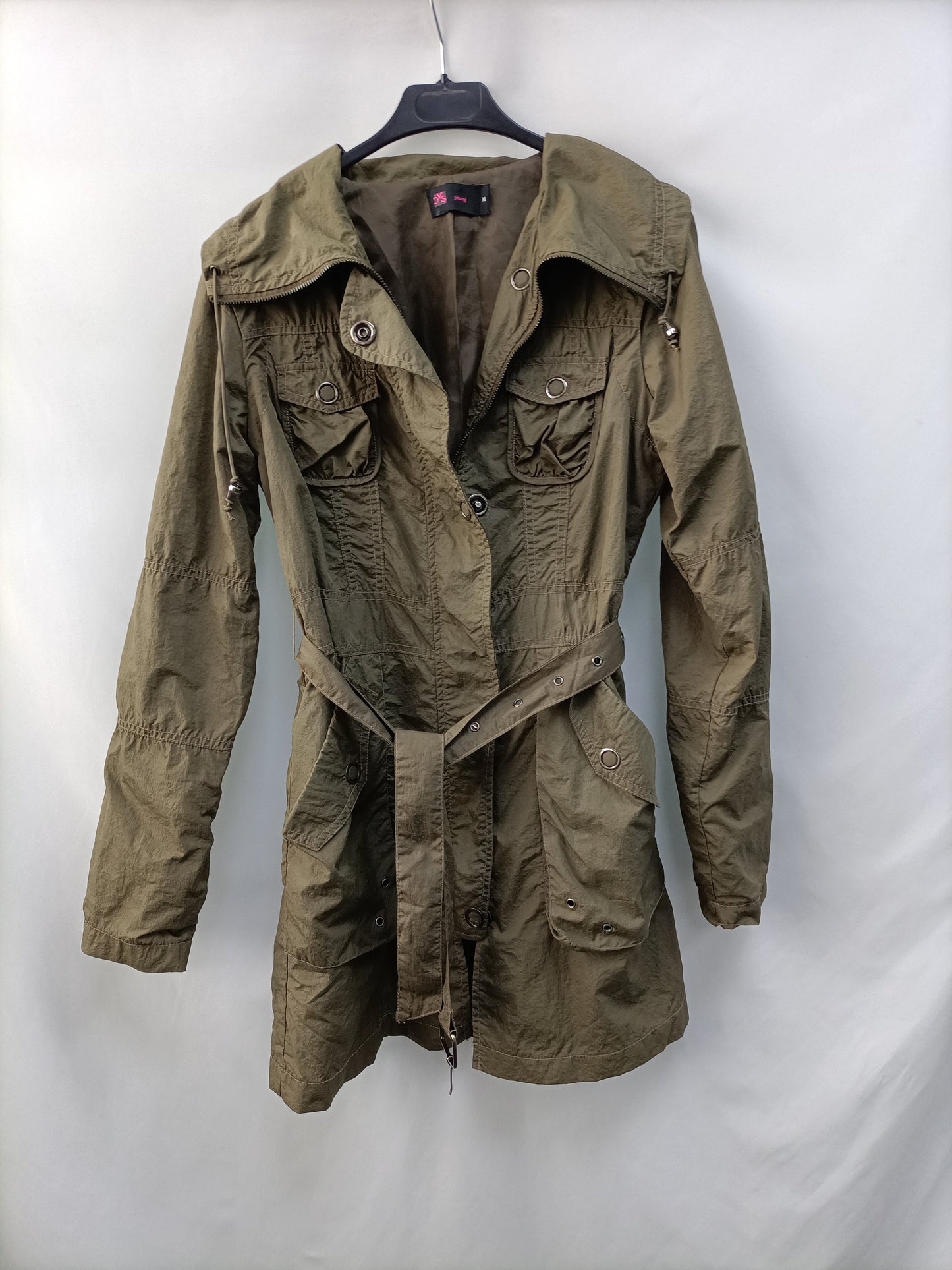 YOUNG.Gabardina verde impermeable T.M