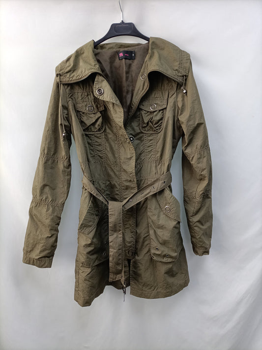 YOUNG.Gabardina verde impermeable T.M