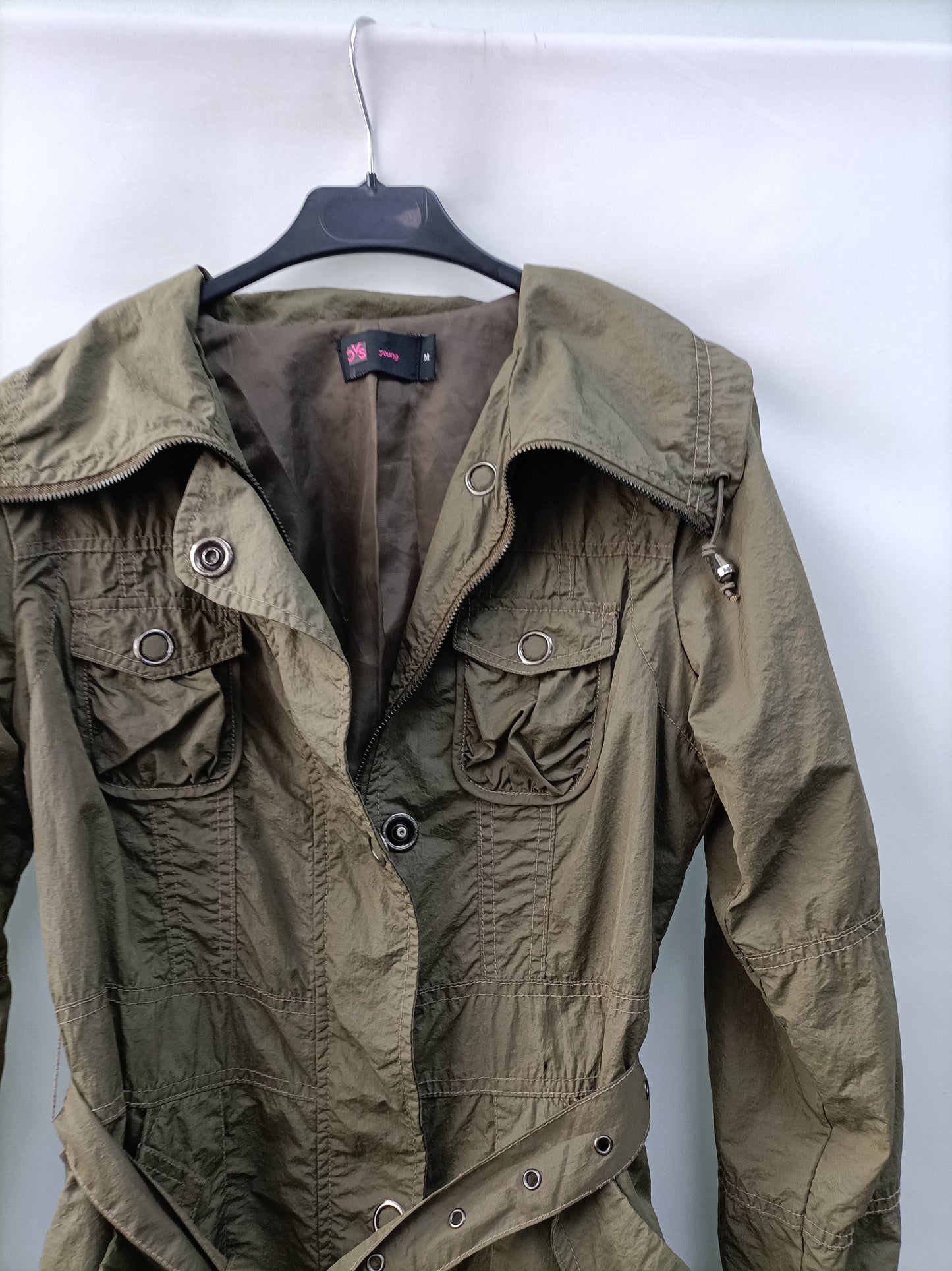 YOUNG.Gabardina verde impermeable T.M