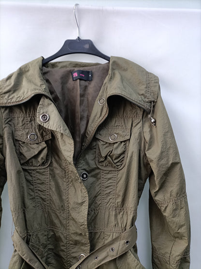 YOUNG.Gabardina verde impermeable T.M