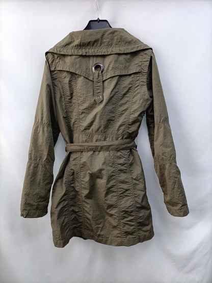 YOUNG.Gabardina verde impermeable T.M