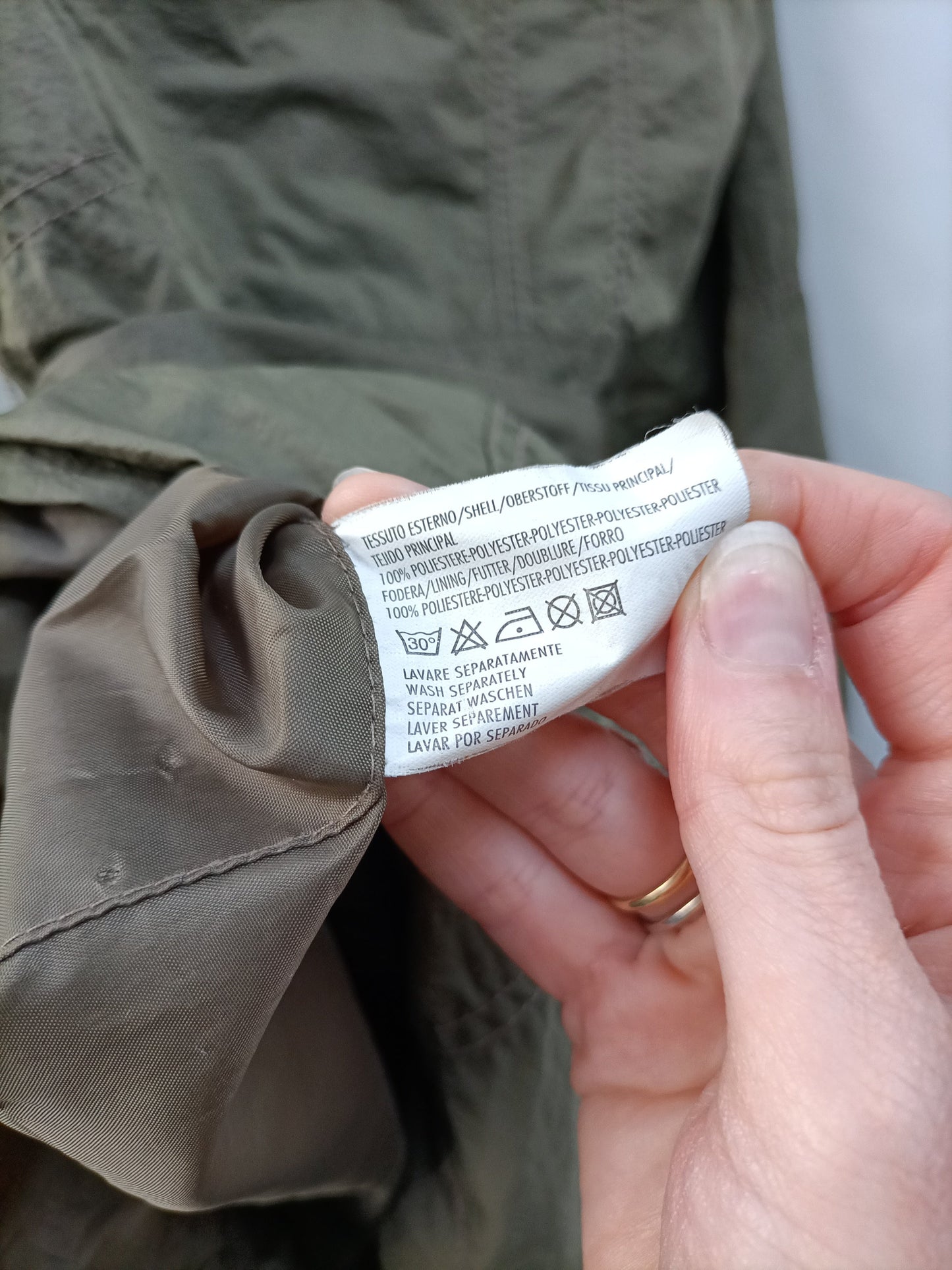 YOUNG.Gabardina verde impermeable T.M