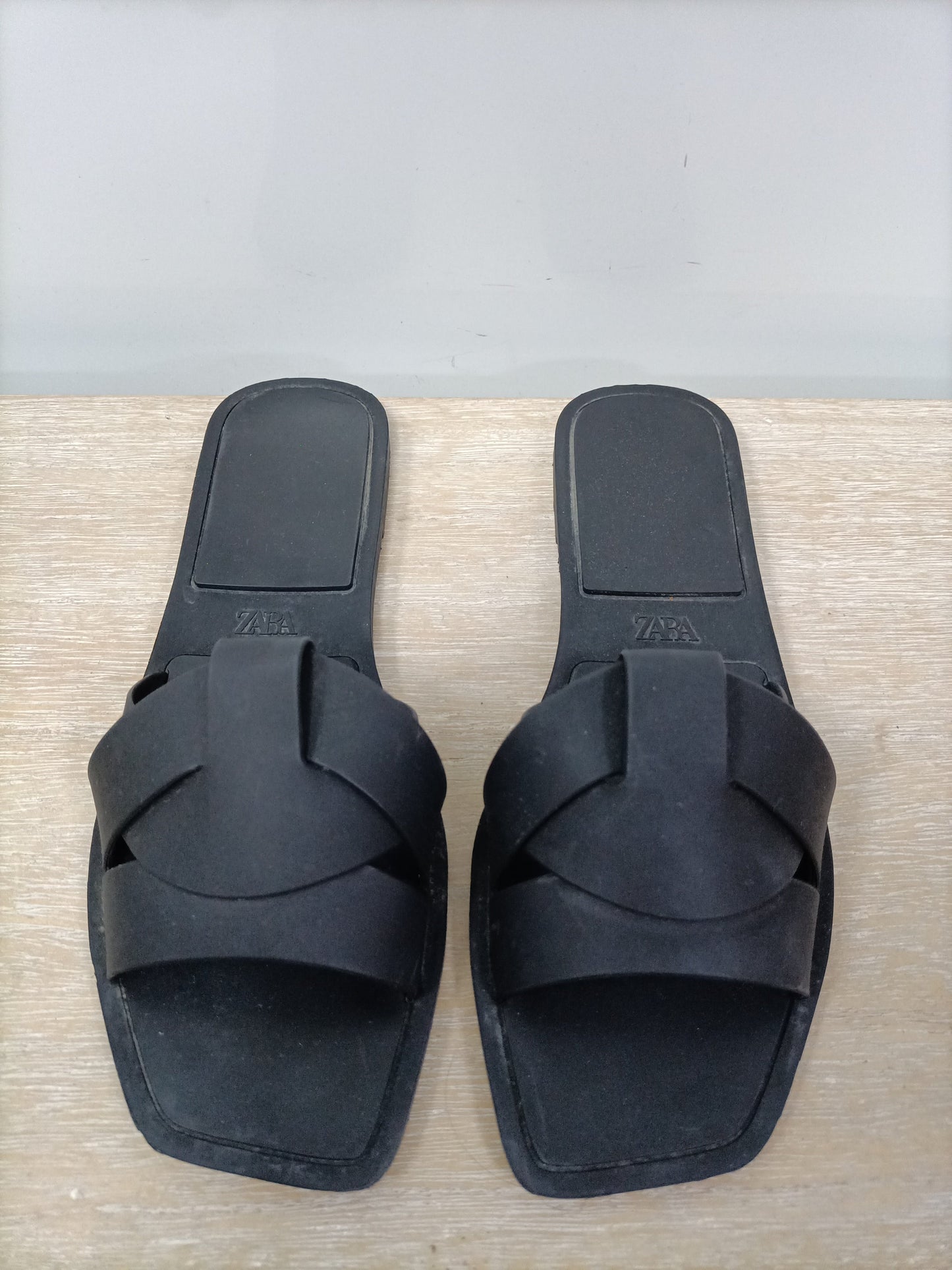 ZARA.Sandalias negras T.37