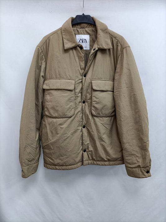 ZARA.Plumas ligero beige T.S