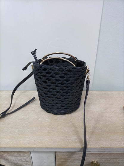 ZARA.Bolso negro tipo saco rígido