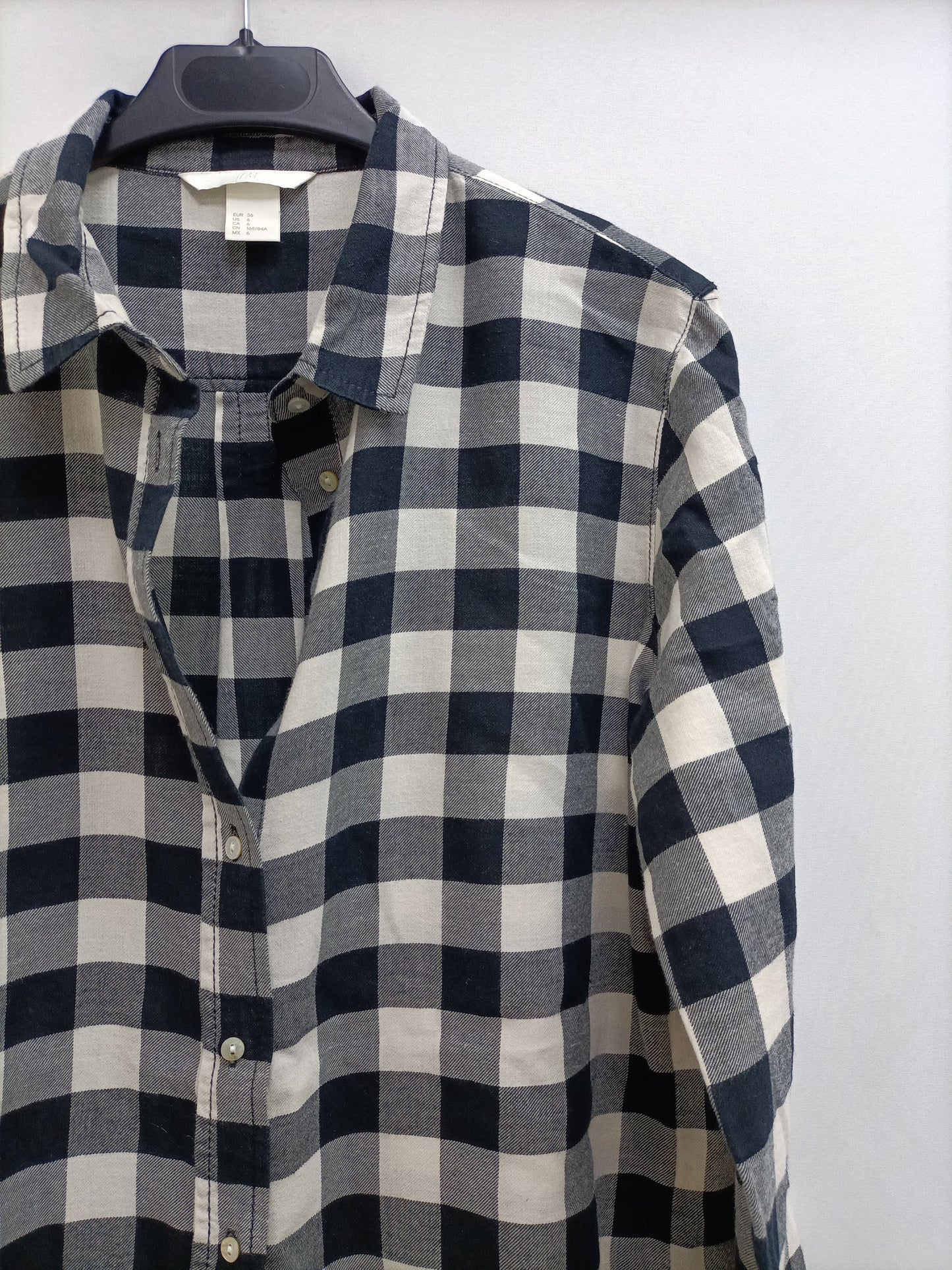 H&M. camisa negra y beige cuadros  T.36