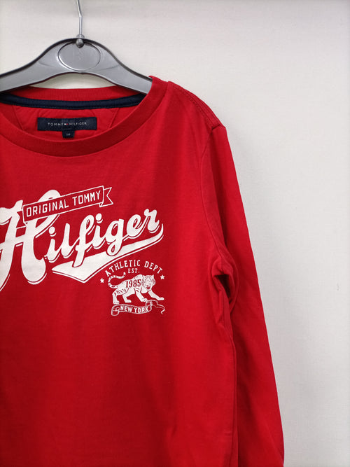 TOMMY HILFIGER. Camiseta roja letras T.6