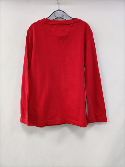 TOMMY HILFIGER. Camiseta roja letras T.6 años