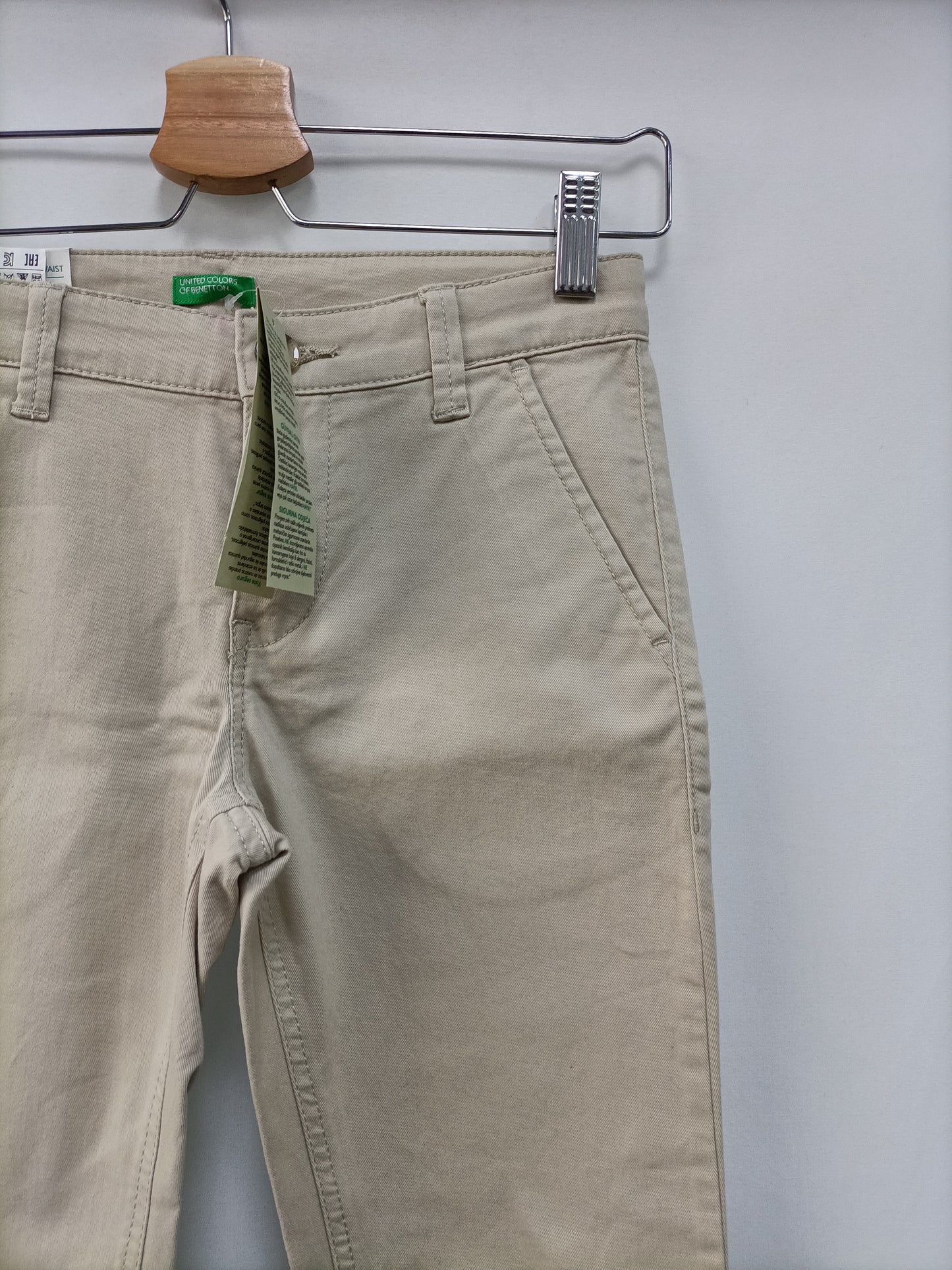 BENETTON. Beige chino trousers, size 7-8 years