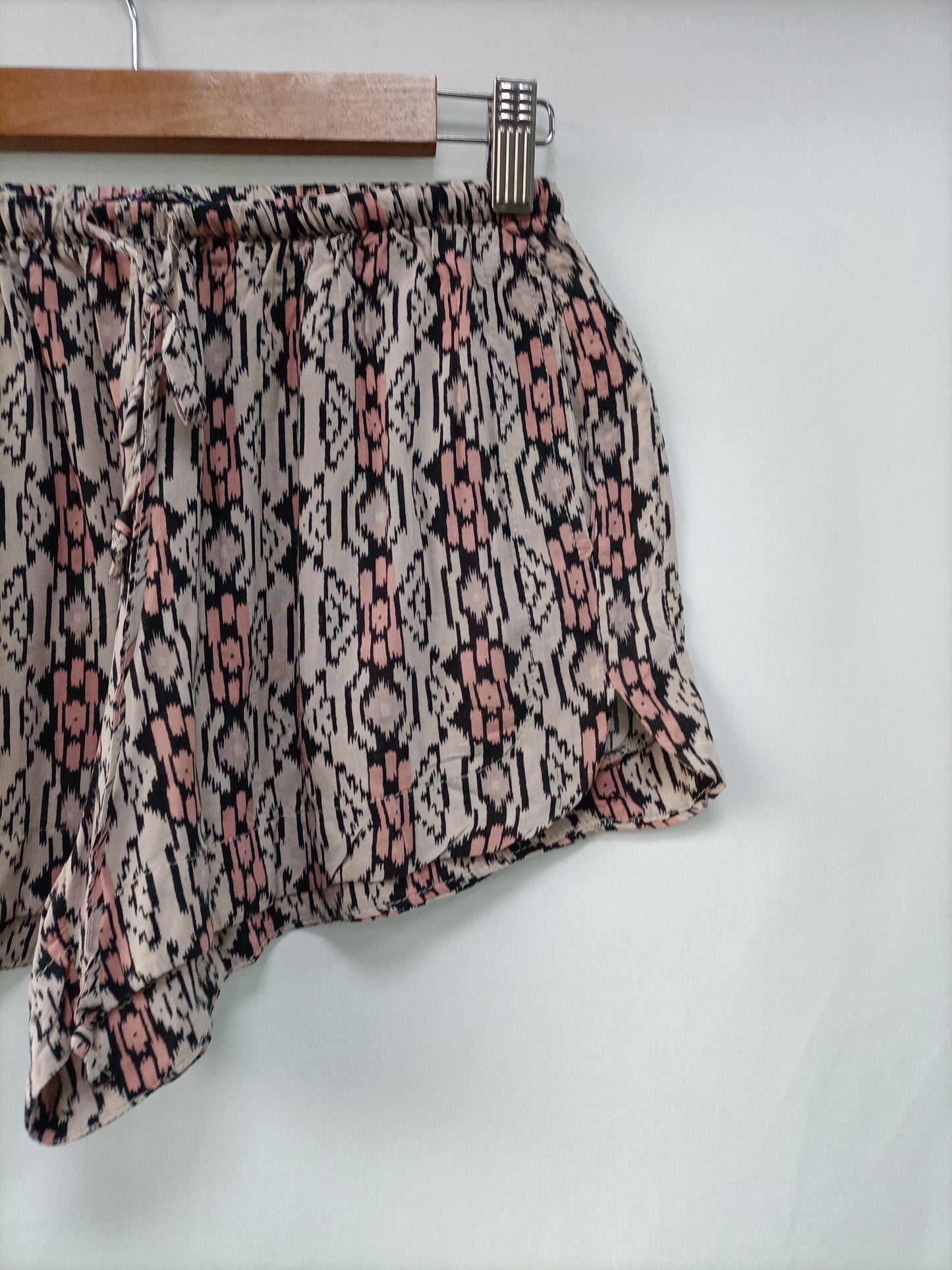 BRANDY MELVILLE. Printed Ts Shorts