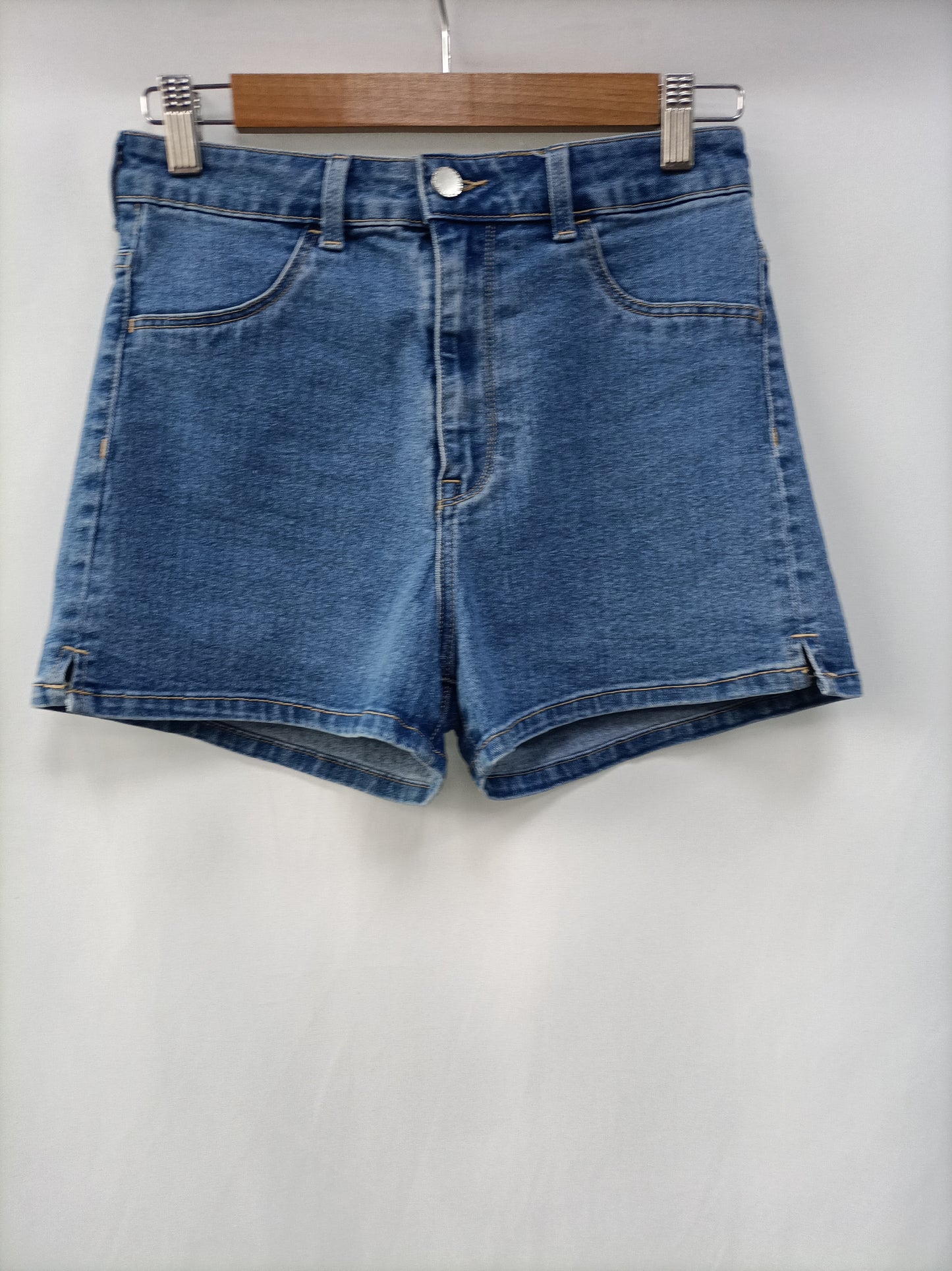 H&amp;M. Slim-fit denim shorts size 38