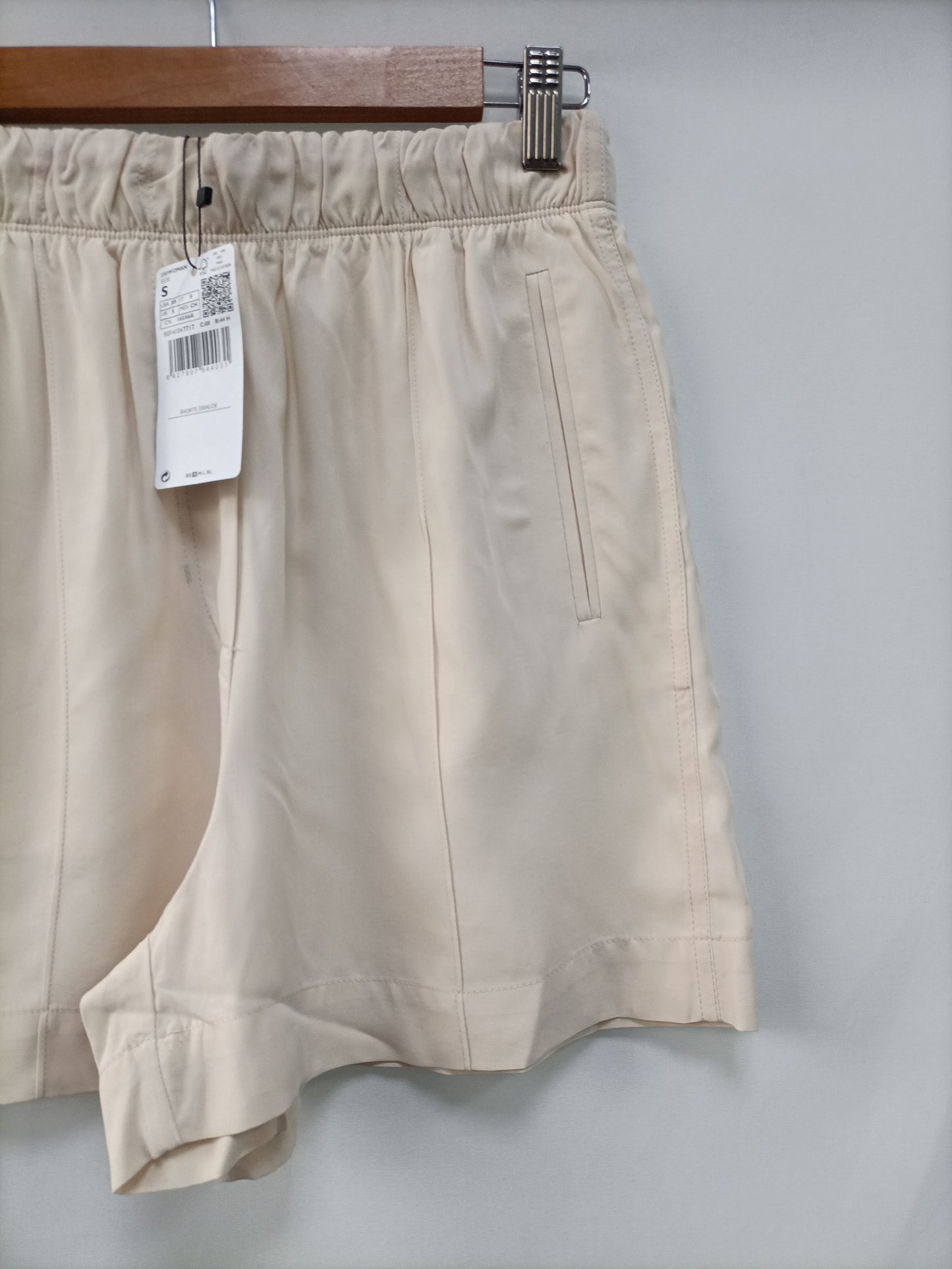 MANGO. Shorts beige fluido T.s