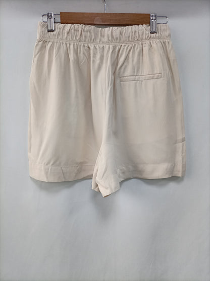 MANGO. Shorts beige fluido T.s