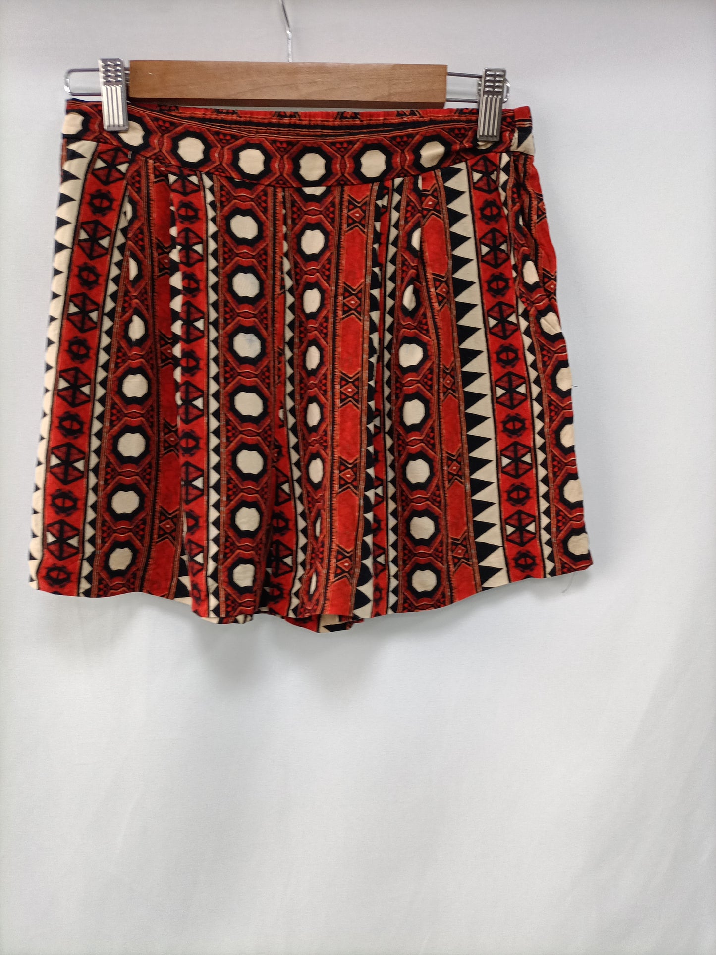 H&amp;M. African print shorts T.36