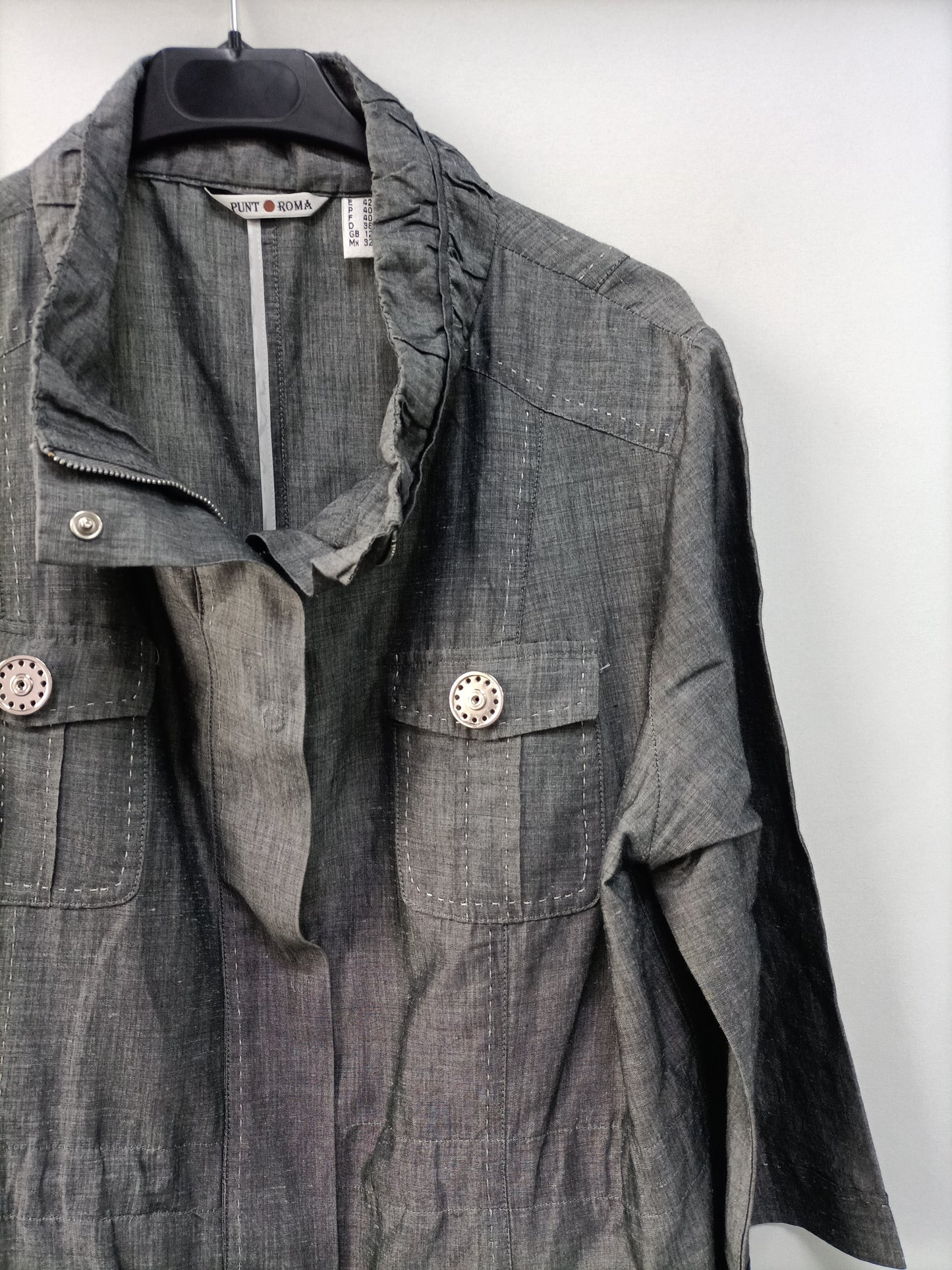 PUNTO ROMA. Chaqueta gris costuras T.42