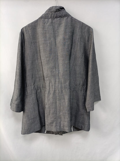 PUNTO ROMA. Chaqueta gris costuras T.42