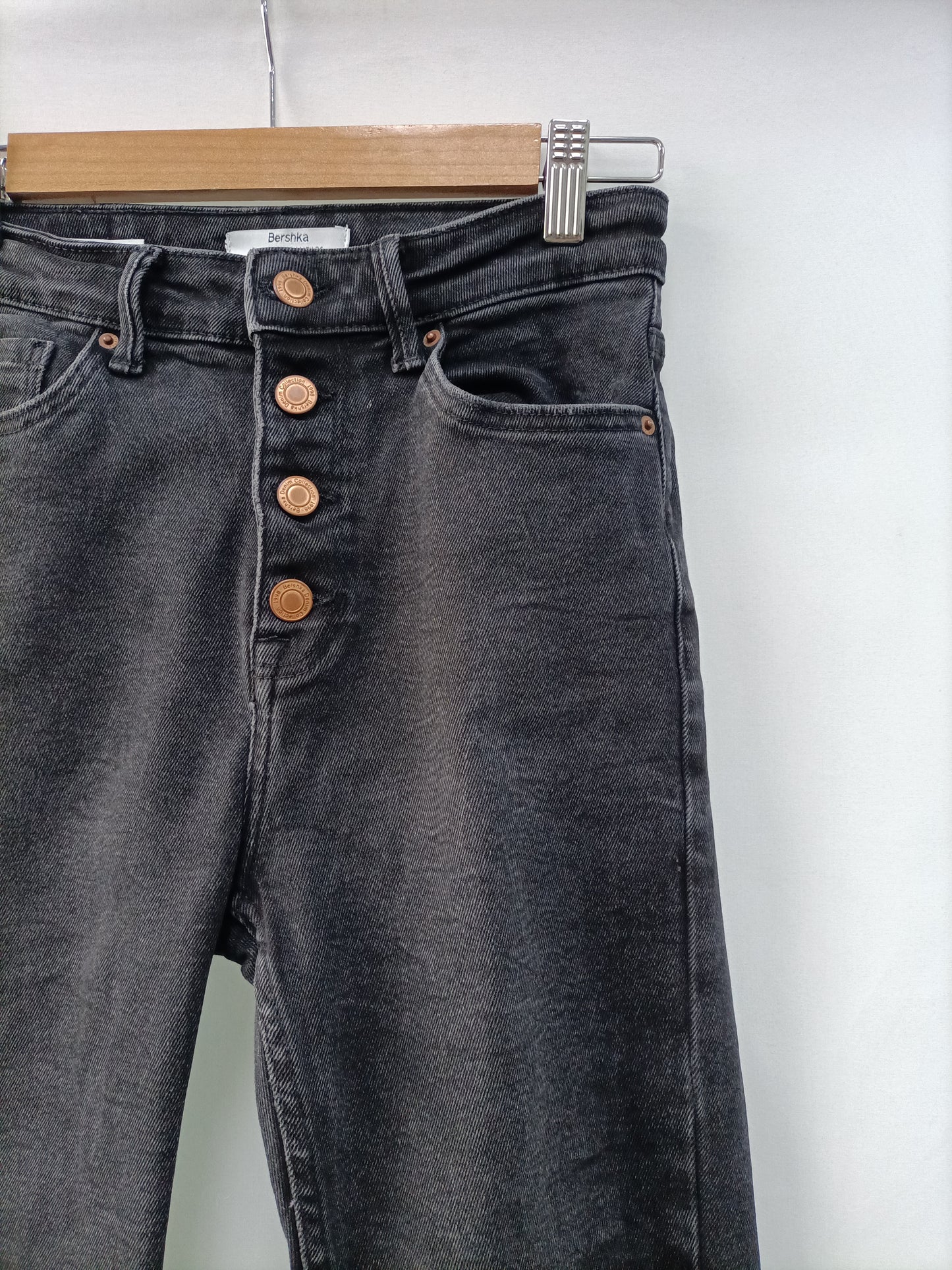 BERSHKA. Pantalón denim botones T.36