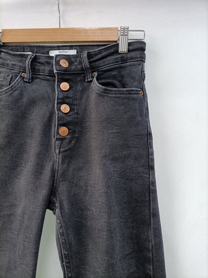 BERSHKA. Pantalón denim botones T.36