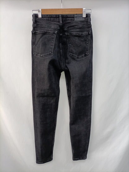 BERSHKA. Pantalón denim botones T.36
