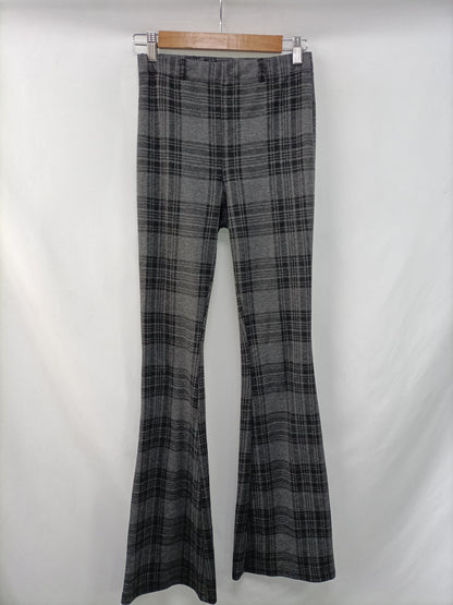 STRADIVARIUS. Pantalón cuadros gris T.m