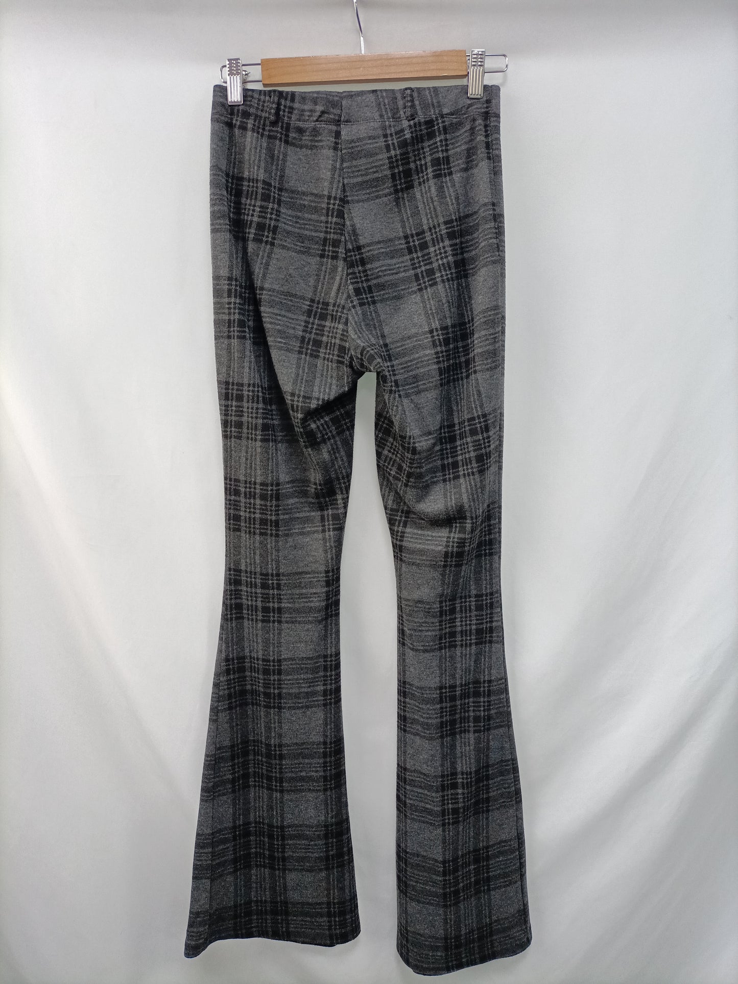 STRADIVARIUS. Pantalón cuadros gris T.m