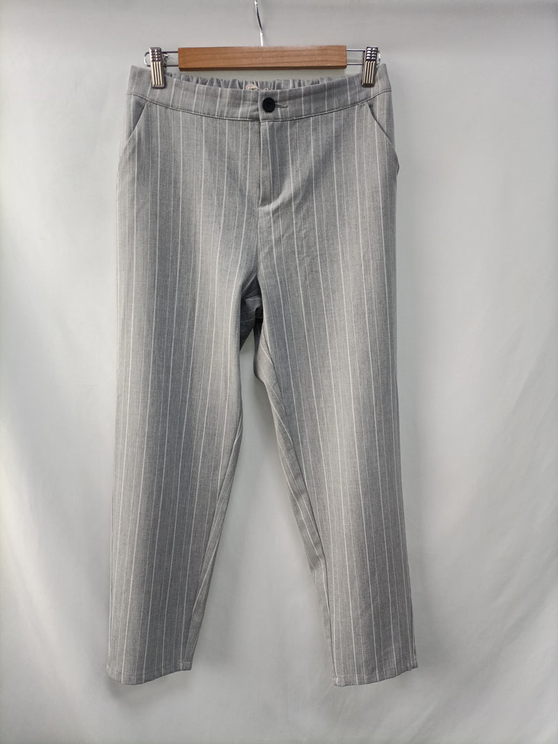 OTRAS. Pantalón gris rayas T.m