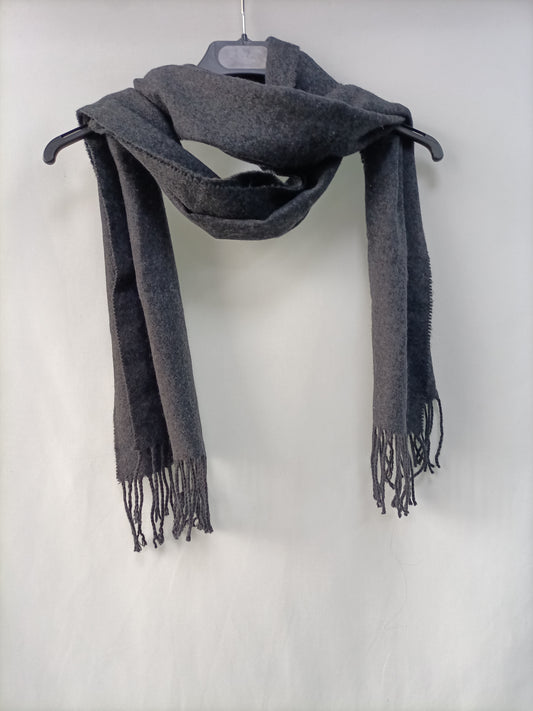 OTHERS. Gray scarf