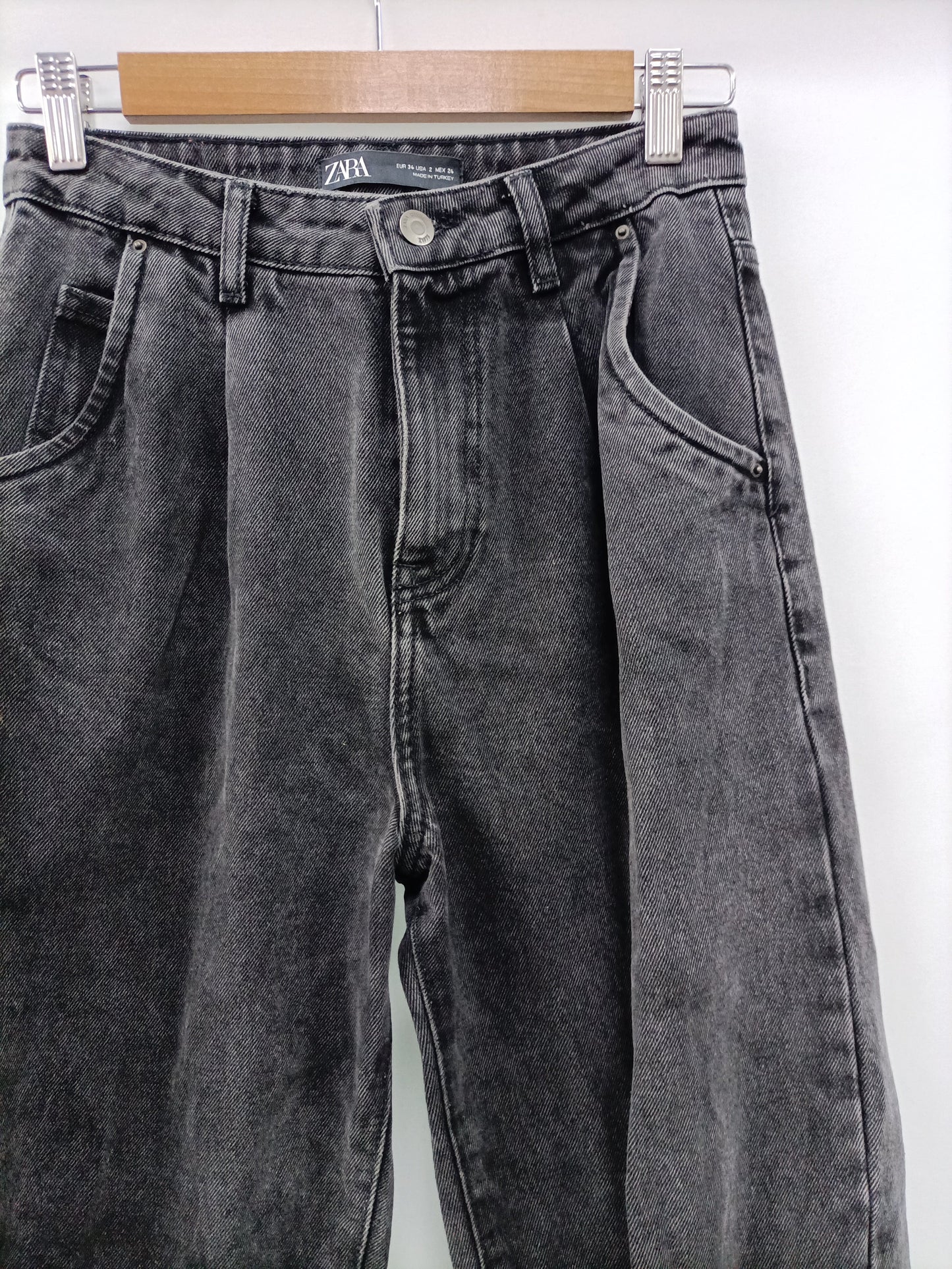 ZARA.Pantalones denim slouchy negros T.34