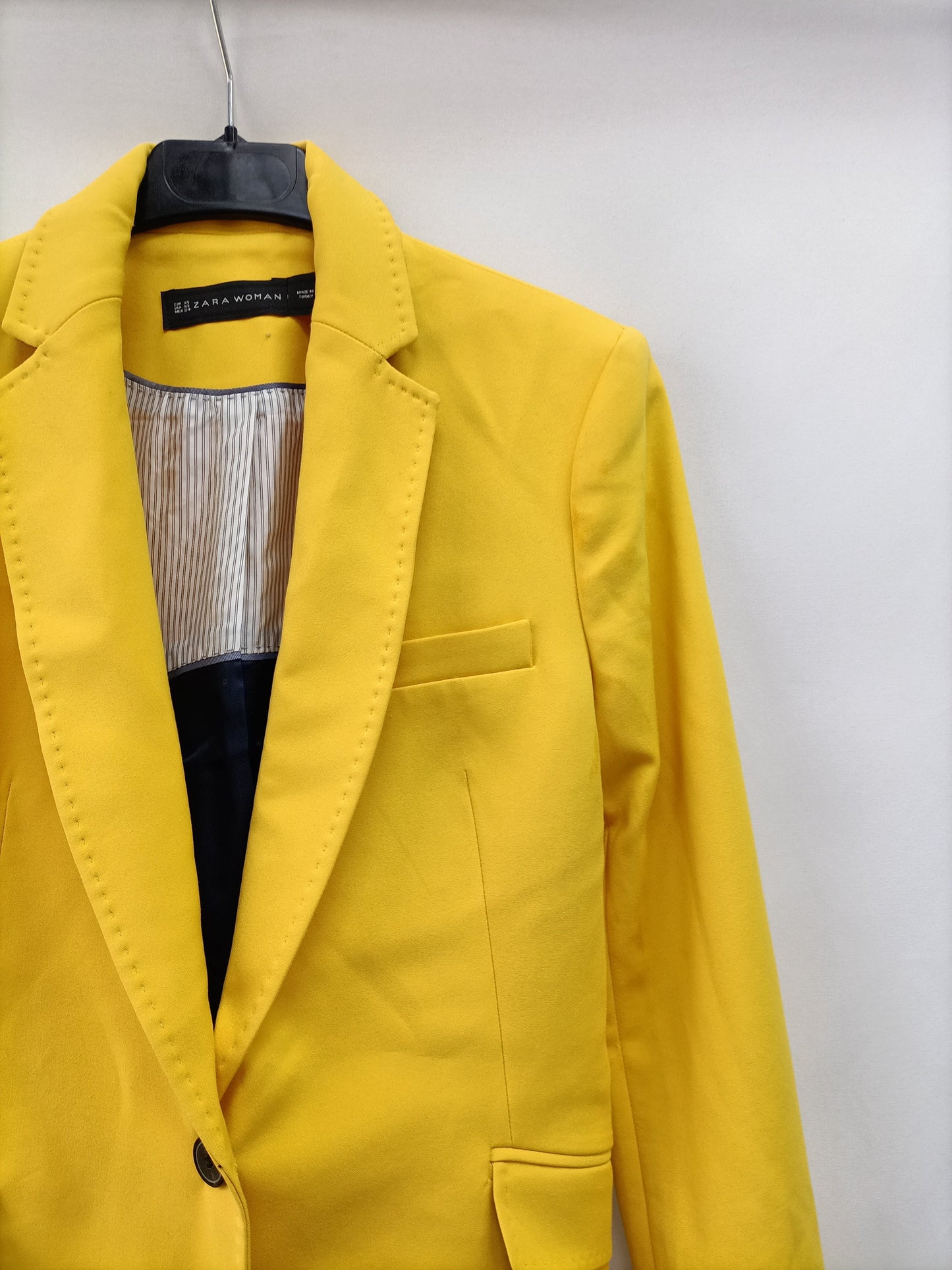 ZARA. Blazer amarilla básica T.xs