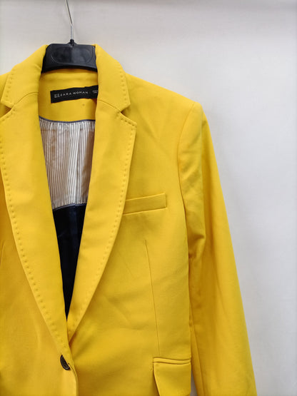 ZARA. Blazer amarilla básica T.xs